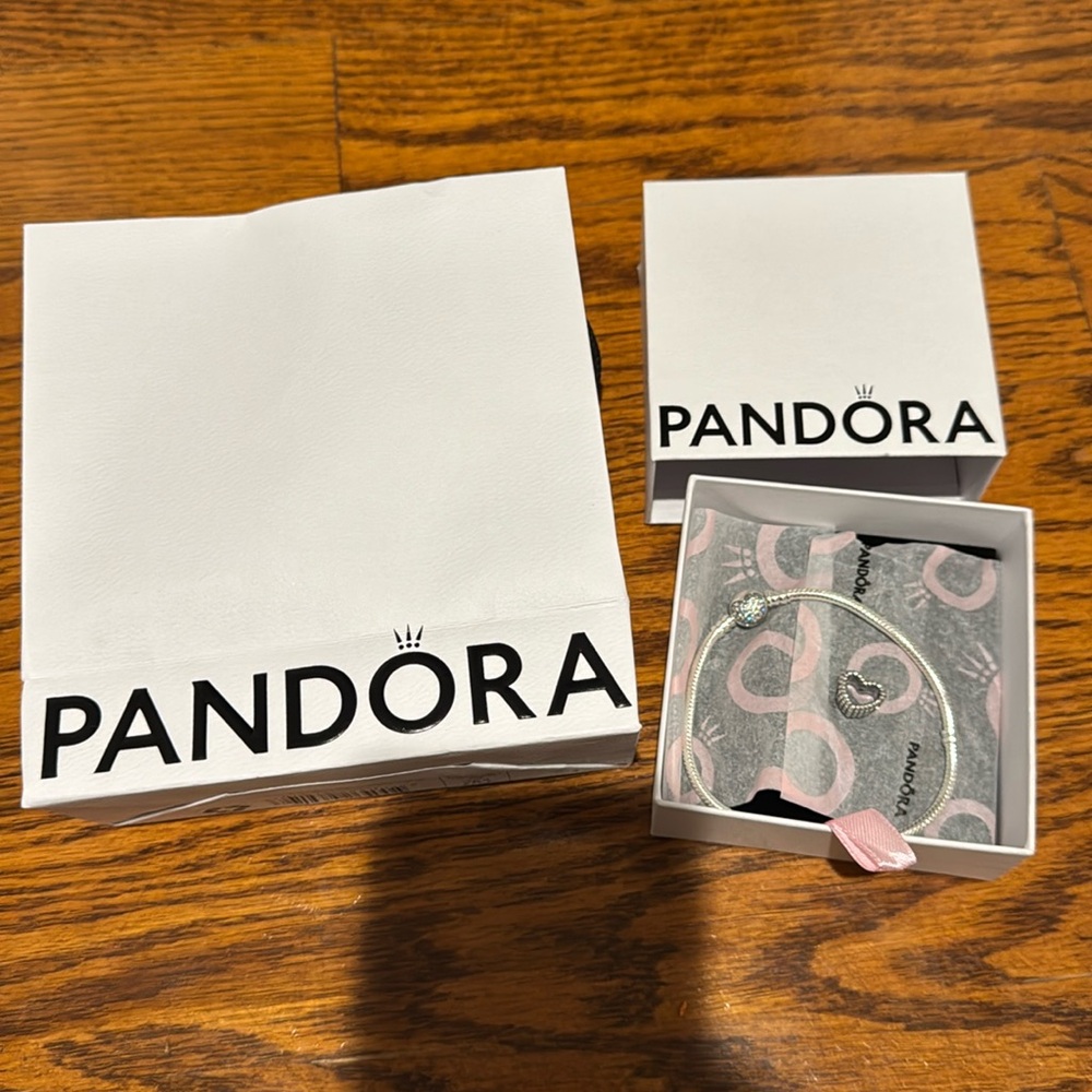 NEW! Pandora bracelet with heart charm